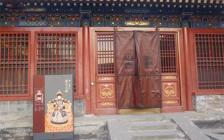 Mỹ nữ xinh đẹp sau khi thành thân với nhà Vua sẽ trở thành Hoàng hậu, được sống sung sướng trong nhung gấm ở cung cấm.