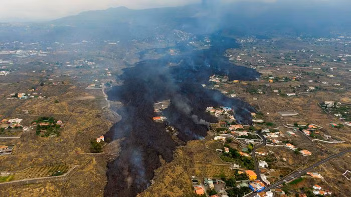 La Palma thuộc quần đảo Canary là địa điểm du lịch hấp dẫn nổi tiếng khắp châu Âu. Đảo có dân số 85.000 người và hầu hết đã buộc phải sơ tán khỏi đảo hoặc trú ẩn trong các khu vực an toàn. Ảnh: Fox13memphis.