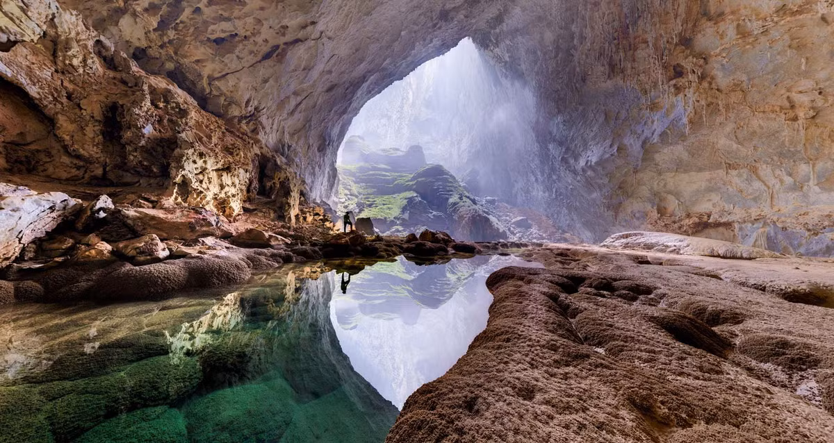 Sơn Đoòng hình thành trên một đoạn đứt gãy của dãy Trường Sơn và bị dòng nước sông Rào Thương ăn mòn qua hàng triệu năm, tạo thành đường hầm khổng lồ bên dưới lớp núi đá vôi. Những vết nứt trên trần hang bị ăn mòn và sụt lún, tạo thành những hố sụt lớn thông ra bên ngoài. Bên trong không gian kỳ vĩ ấy là cả một thế giới tách biệt, cả một kỳ quan thiên nhiên hiếm có khiến cho các nhà chinh phục Sơn Đoòng phải sửng sốt. (Ảnh: National Geographic).