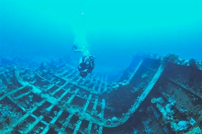 10. Giannis D, Biển Đỏ. Với chiều dài 330 feet (~ 100.584m), Giannis D là một trong những con tàu đắm lớn nhất nằm ở phía bắc Biển Đỏ. Đây là tàu chở hàng của Hy Lạp từng được sử dụng để vận chuyển gỗ nhưng đã bị chìm vào năm 1983 sau khi đâm phải một bãi đá ngầm.