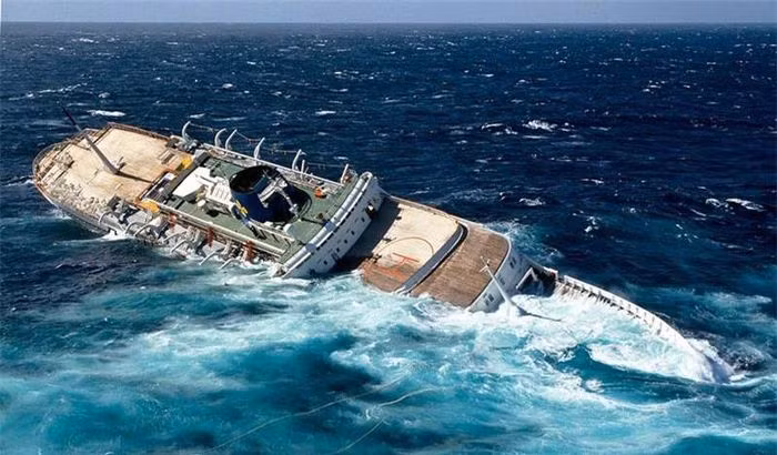 5. MTS Oceanos, Nam Phi. Con tàu MTS Oceanos là do Pháp chế tạo, nó từng là một tàu du lịch nổi tiếng nhưng bị nhấn chìm ngoài khơi bờ biển phía đông Nam Phi trong một cơn bão lớn gây rò rỉ trong buồng máy. Các thợ lặn hiện có thể đến thăm xác tàu tuy nhiên còn gặp muôn vàn khó khăn trong việc tiếp cận nó bởi dòng chảy rất mạnh và nhiều cá mập xung quanh.