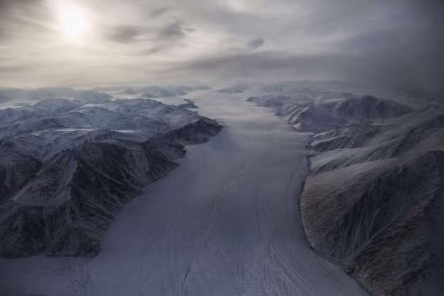 Bắc Cực không thuộc bất cứ quốc gia nào. Vùng lãnh thổ Nunavut phía Bắc Canada nằm gần Bắc Cực nhất, thứ 2 mới đến đảo Greenland. Do Bắc Cực nằm ở vùng biển quốc tế, nên nó không thuộc về bất cứ quốc gia cụ thể nào. 