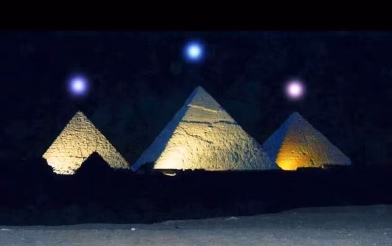 Có thể bạn chưa biết, 3 kim tự tháp Giza được sắp xếp chính xác với chòm sao Orion. Theo nghiên cứu, có thể đó là sự tính toán của những người xây dựng thời đó khi mà những ngôi sao của Orion có liên hệ với Osiris - vị thần của sự tái sinh và cai quản thế giới người chết.