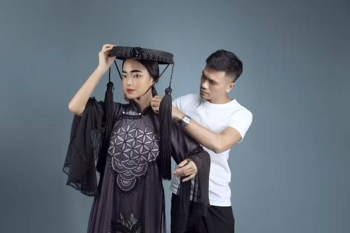 Luôn đặt văn hoá truyền thống làm tiêu chí và nền móng cho những tác phẩm của mình, NTK Vũ Việt Hà muốn thông qua bộ sưu tập để gửi gắm thông điệp: Hạnh phúc phải luôn được vun đắp và thương yêu.