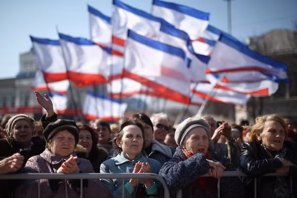 Những người thân Nga tập trung ở Quảng trường Lenin, thủ phủ Simferopol hôm 15/3.
