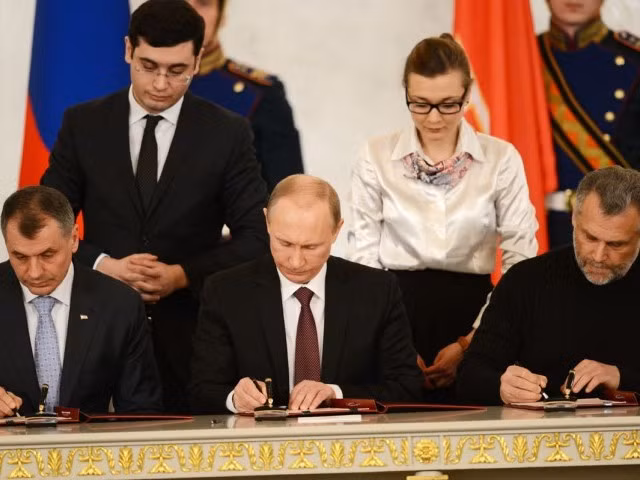 Ba lãnh đạo cao cấp của Nga, Crimea và Sevastopol ký hiệp ước sáp nhập hôm 18/3.