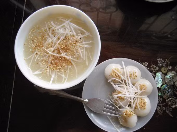 Nhiều sự tích cho rằng, bánh trôi, bánh chay có từ thời Hùng Vương, và tục làm bánh trôi, bánh chay để nhắc lại sự tích “bọc trăm trứng” của bà Âu Cơ. 