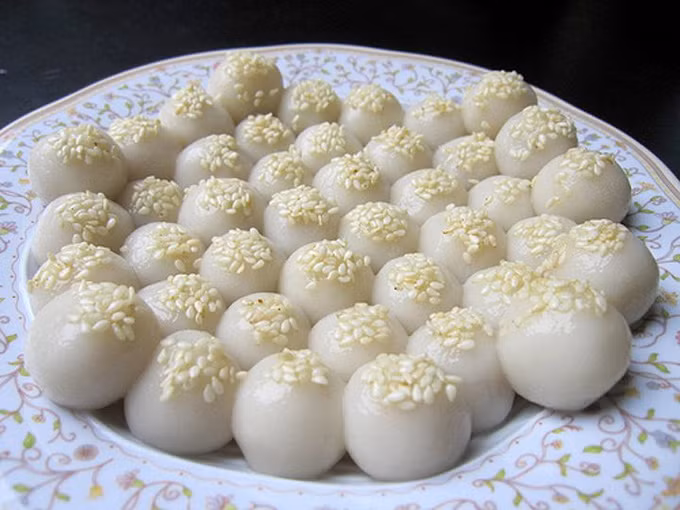 Một số địa phương chỉ làm bánh trôi, không làm bánh chay trong ngày Tết Hàn thực. Thay vì nhân đường mật ngọt, ở một số tỉnh miền núi phía Bắc như Cao Bằng, Lạng Sơn… bánh trôi thường có nhân bằng hột lạc, chan với nước đường gừng, và được gọi với cái tên: “Coóng phù”. 