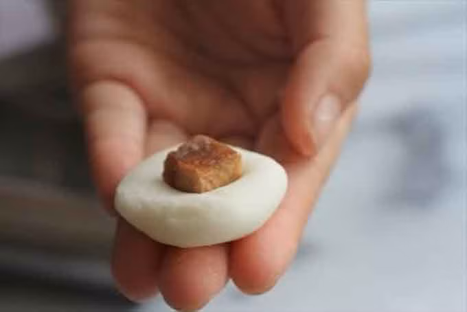 Khi vê bánh tròn, đặt bánh lên một tấm vải khô sạch để hút nước để tránh cho bánh bị méo khi thả vào nước luộc. Nồi nước luộc nên để nhiều nước, đun nhỏ lửa. Nên có một nồi nước đun sôi để nguội bên cạnh, khi bánh trôi chín nhúng vào nước nguội để vớt ra đĩa. 