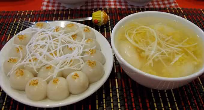 Cùng là “bảy nổi, ba chìm” nhưng món bánh trôi, bánh chay trong dịp Tết Hàn thực của người Việt Nam lại có những sự khác lạ khi qua các vùng miền, địa phương trong cả nước. 