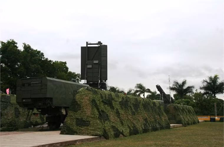 Đài radar nhìn vòng mọi độ cao 96L6E (hệ thống S-300PMU-1) có tầm phát hiện mục tiêu 300km, phát hiện cùng lúc 300 mục tiêu.