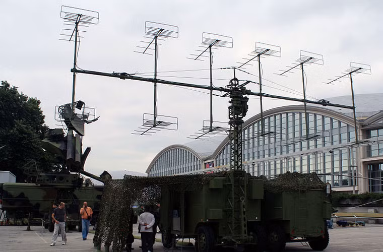 Đài radar cảnh giới P-12 (hệ thống S-75) có tầm trinh sát 275km, làm nhiệm vụ cung cấp thông tin mục tiêu máy bay địch chuyển về radar điều khiển hỏa lực SNR-75. Ảnh minh họa