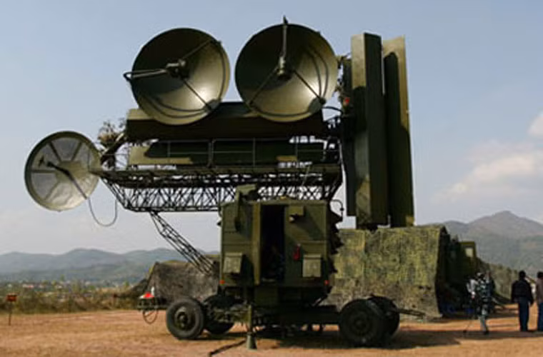 Ngoài các hệ thống radar cảnh giới, phòng không Việt Nam còn có “mắt thần” nằm trong thành phần hệ thống tên lửa phòng không. Trong ảnh là đài radar điều khiển hỏa lực SNR-75 của hệ thống tên lửa tầm cao S-75. SNR-75 làm nhiệm vụ bám mục tiêu và dẫn đường cho tên lửa đánh chặn mục tiêu.