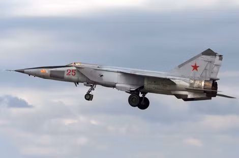 Là mẫu máy bay rất lớn, với trọng lượng cất cánh khoảng 36,7 tấn, nhưng MiG-25 mang được vũ khí quá ít (chỉ gồm 2 đạn đối không tầm trung dẫn radar R-40R và 2 đạn dẫn hồng ngoại R-40T).