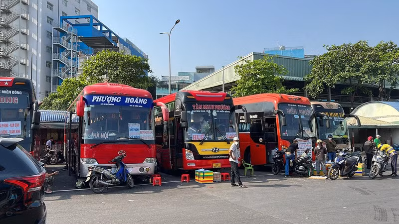 Cận tết, bến xe vắng vẻ, nhân viên bán vé ngồi không chờ khách - Hình 2 Can tet, ben xe vang ve, nhan vien ban ve ngoi khong cho khach-Hinh-2