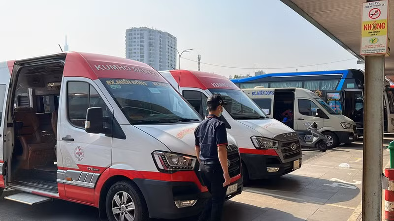Can tet, ben xe vang ve, nhan vien ban ve ngoi khong cho khach-Hinh-4