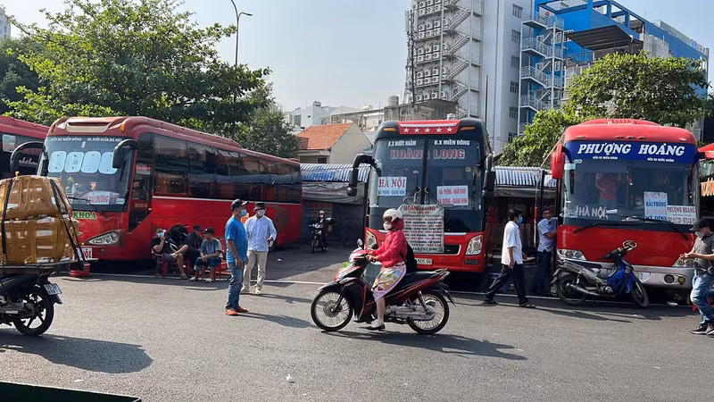 Cận tết, bến xe vắng vẻ, nhân viên bán vé ngồi không chờ khách - Hình 10 Can tet, ben xe vang ve, nhan vien ban ve ngoi khong cho khach-Hinh-10