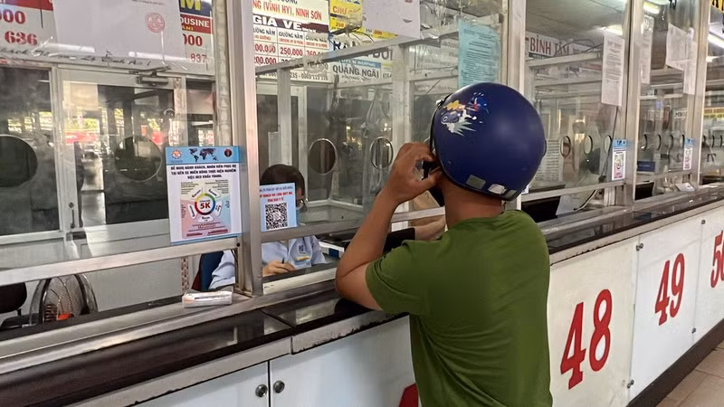 Cận tết, bến xe vắng vẻ, nhân viên bán vé ngồi không chờ khách - Hình 7 Can tet, ben xe vang ve, nhan vien ban ve ngoi khong cho khach-Hinh-7