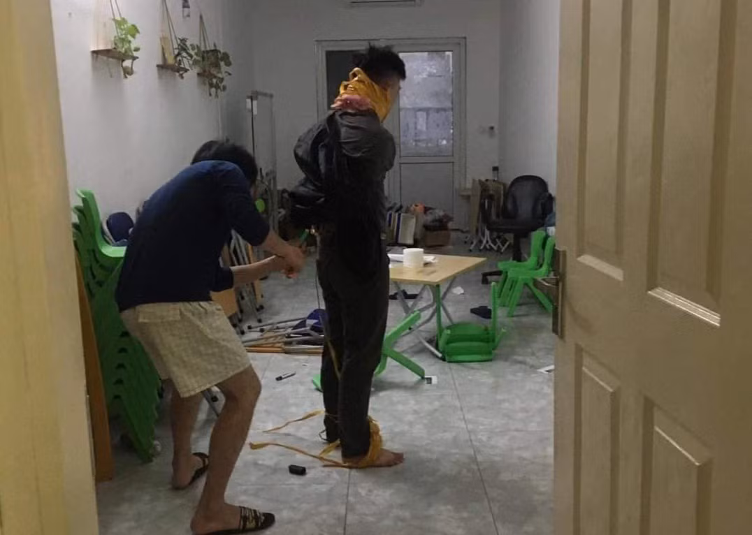 Chu shop dien thoai bi cuop khong che, xit hoi cay-Hinh-2