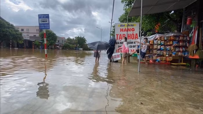 Nước ngập vào nhà người dân ven đường quốc lộ 1A. (Ảnh: Tiền Phong)