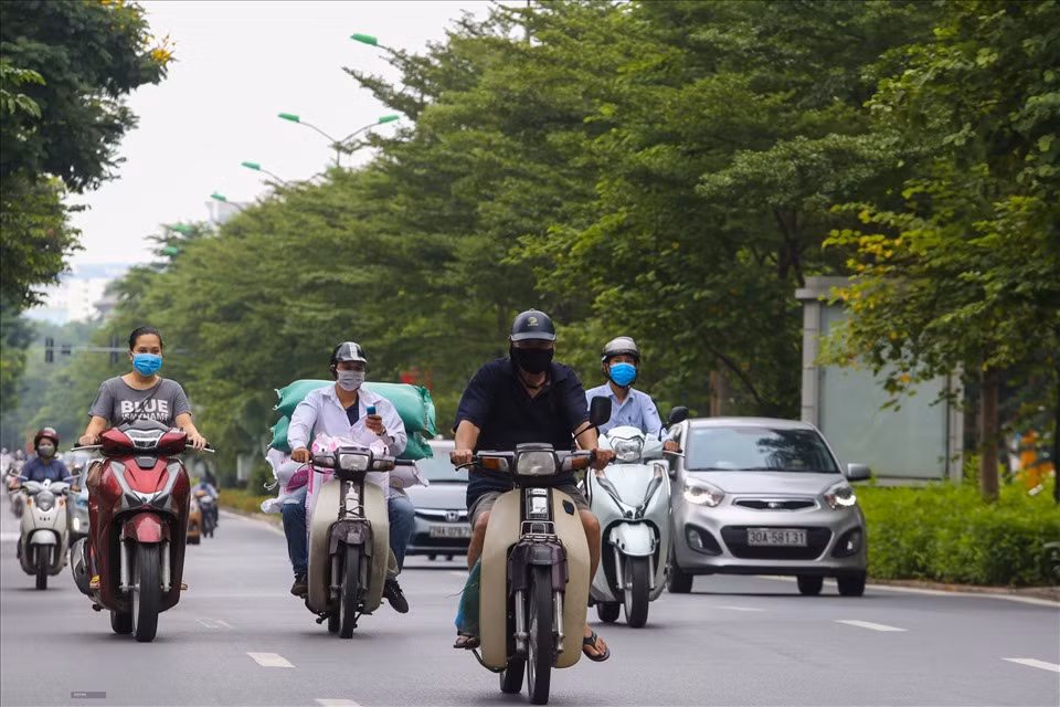 Lực lượng cảnh sát giao thông chưa xuất hiện nhiều trên đường phố nên nhiều người vẫn có tâm lý chủ quan khi tham gia giao thông, như không đội mũ bảo hiểm, vượt đèn đỏ...