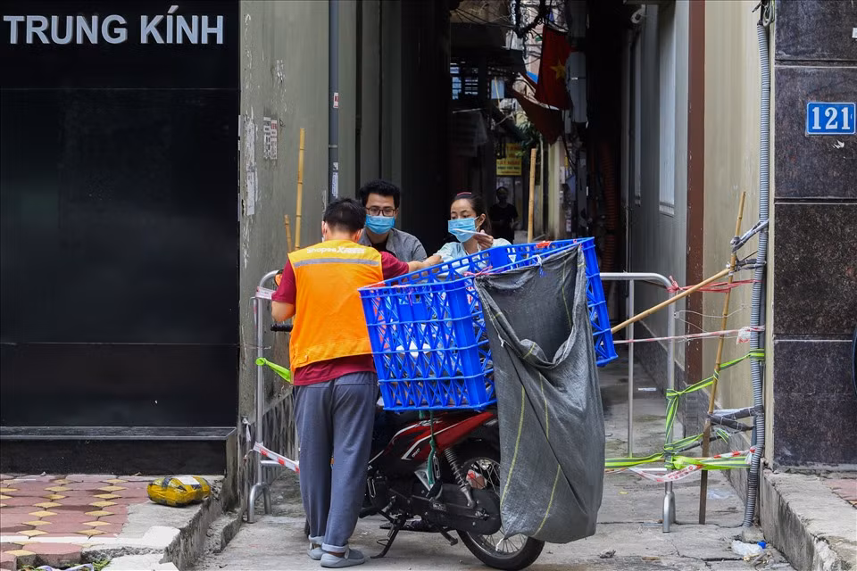 Rào cứng tại các ngõ, ngách trong "vùng xanh" vẫn chưa được dỡ bỏ.