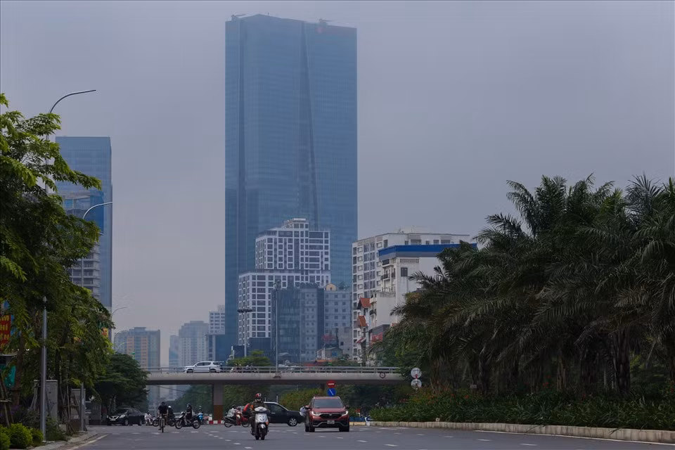 Giao thông đường Liễu Giai (Ba Đình) sáng nay đông đúc hơn trước, tuy nhiên không xảy ra tình trạng ùn tắc. Đây cũng là tuyến đường vừa được Sở Giao thông Vận tải Hà Nội thi công mở rộng trên thời điểm giãn cách xã hội.