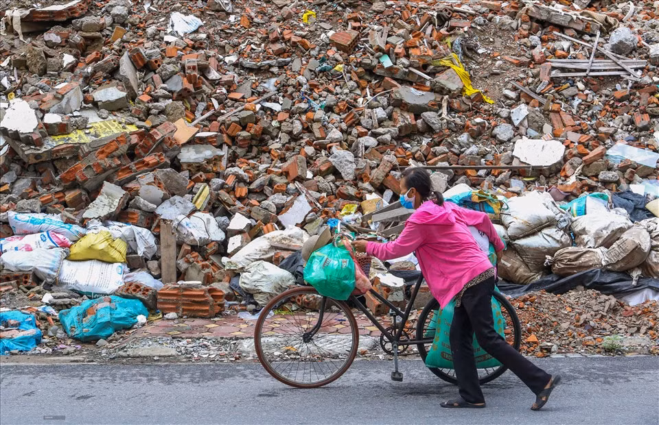 Người dân di chuyển trên 19 quận, huyện, thị xã được nới lỏng sẽ không bị kiểm tra giấy đi đường. Nhiều người lao động tự do bắt đầu công việc mưu sinh.