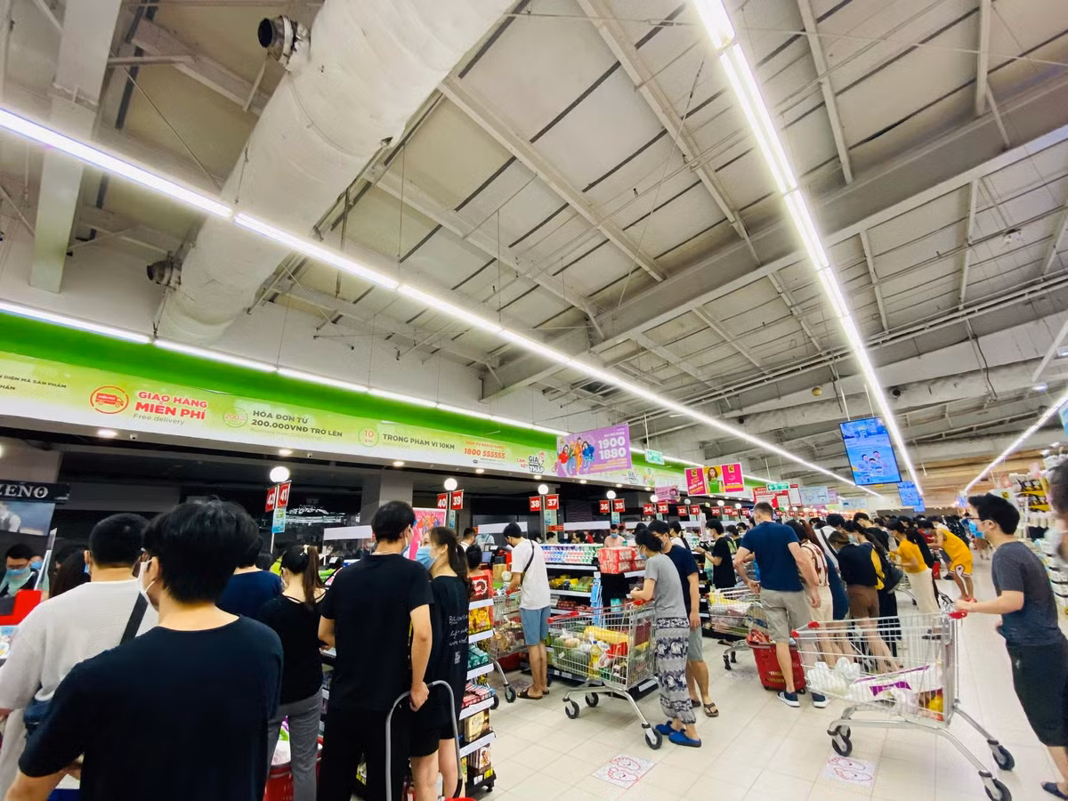 Khu vực thanh toán mở gần hết các bàn rồi mà khách vẫn đông. Hầu hết khách đến để mua rau quả, thực phẩm. Các khu vực hàng hoá khác tương đối thưa khách.