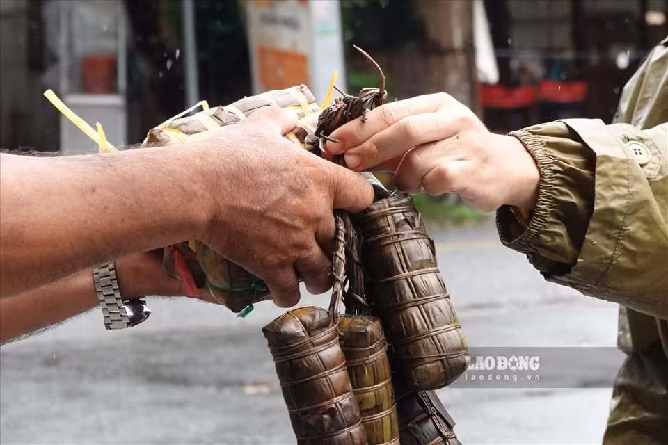 Ngoài hỗ trợ người dân, Trung úy Duy Anh còn hỗ trợ lực lượng làm nhiệm vụ tại các chốt kiểm soát phòng, chống dịch COVID-19. Với mong muốn tiếp thêm động lực để lực lượng tuyến đầu vững tin làm nhiệm vụ.