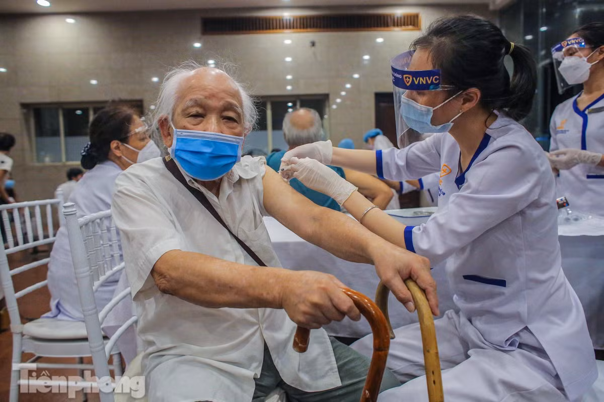 Ngày 9/9, nhiều quận, huyện ở Hà Nội bắt đầu tăng tốc triển khai tiêm vắc xin cho người dân bằng cách tiêm cả ngày lẫn đêm và ưu tiên tiêm cho nhóm đối tượng trên 65 tuổi.