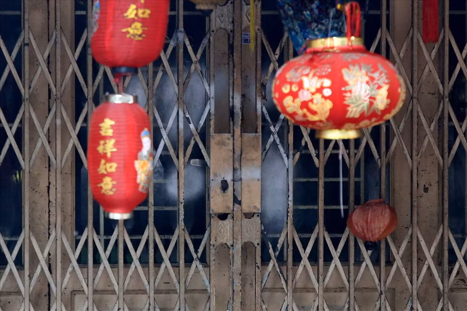 Hầu hết cửa hàng trên con đường này đều trong tình trạng “cửa đóng then cài“.