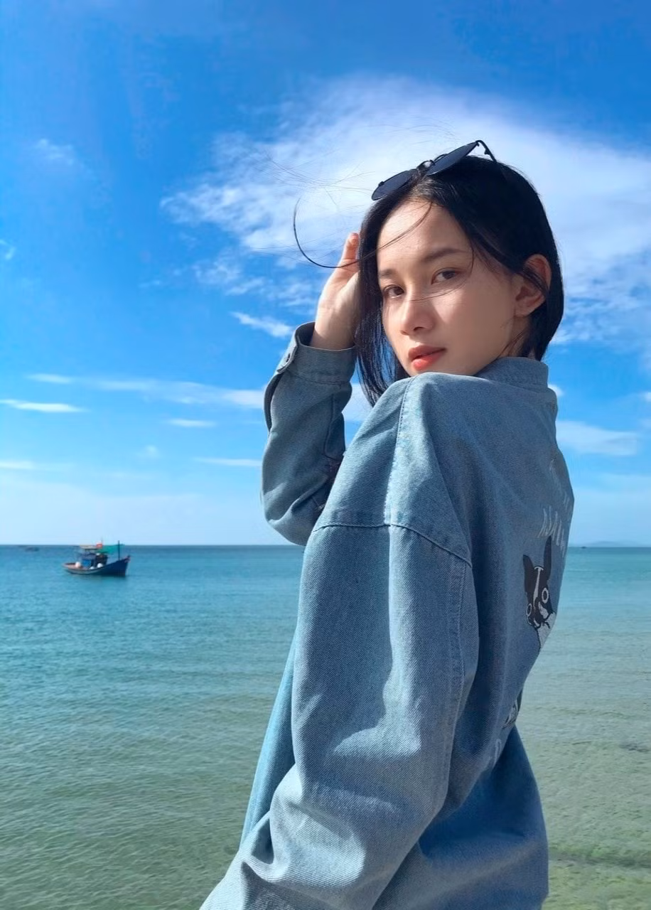 "Trong khi mẹ đang điều trị bệnh thì ba cũng đổ bệnh. Lúc ấy, tôi suy nghĩ mình phải làm nhiều hơn để không phụ thuộc vào cha mẹ. May mắn là nhờ sự động viên của gia đình, tôi vẫn đi học bình thường, không phải bảo lưu. Có lúc tôi oán trách số phận. Nhưng dần dần khi chiêm nghiệm lại, tôi đã thông suốt", cô chia sẻ.