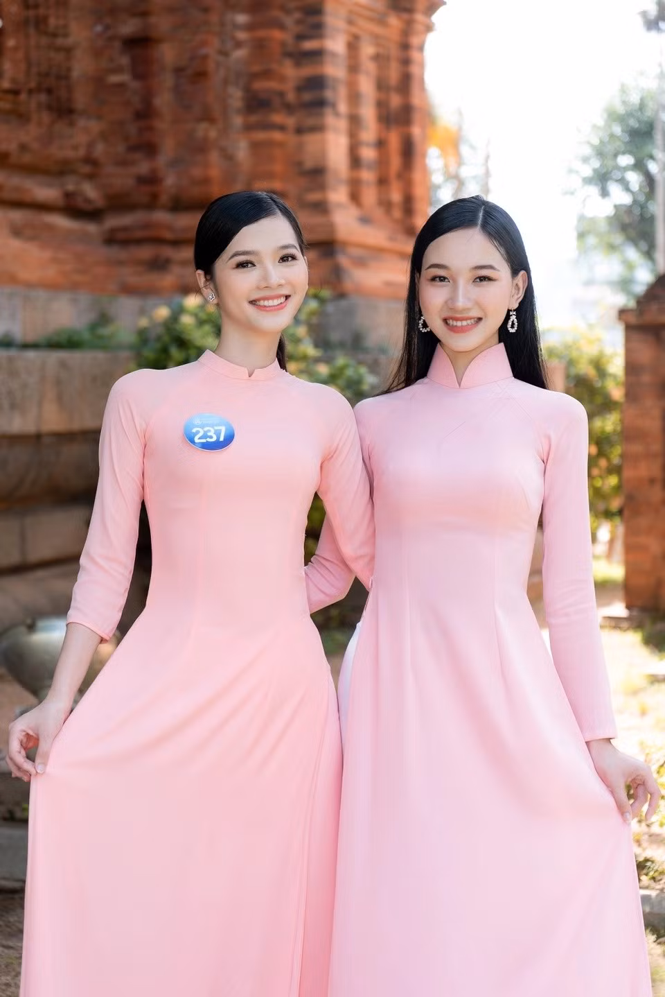 Trong cuộc thi, Trúc Linh gây xúc động khi chia sẻ về hoàn cảnh gia đình. Thí sinh kể cô từng tổn thương vì cha mẹ ly hôn. Khi bước vào lớp 12, cuộc sống của cô bắt đầu đối diện khó khăn vì mẹ bệnh. Hoàn cảnh buộc cô phải trưởng thành hơn trong khoảng thời gian ngắn. Cô từng có ý định bảo lưu năm đầu đại học để có thời gian chăm sóc mẹ.