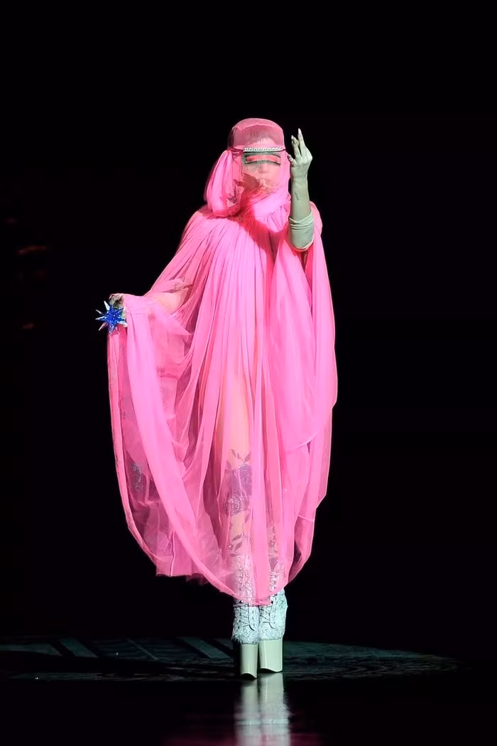 Tại tuần lễ thời trang London 2012, Lady Gaga khiến nhiều người cảm thấy bị xúc phạm khi xuất hiện trên sàn catwalk trong trang phục burqa. Điều đáng nói, nữ ca sĩ diện và biểu diễn theo phong cách gợi cảm. Những người trong cộng đồng Hồi giáo đã chỉ trích cô chiếm dụng văn hóa và không tôn trọng văn hóa truyền thống.