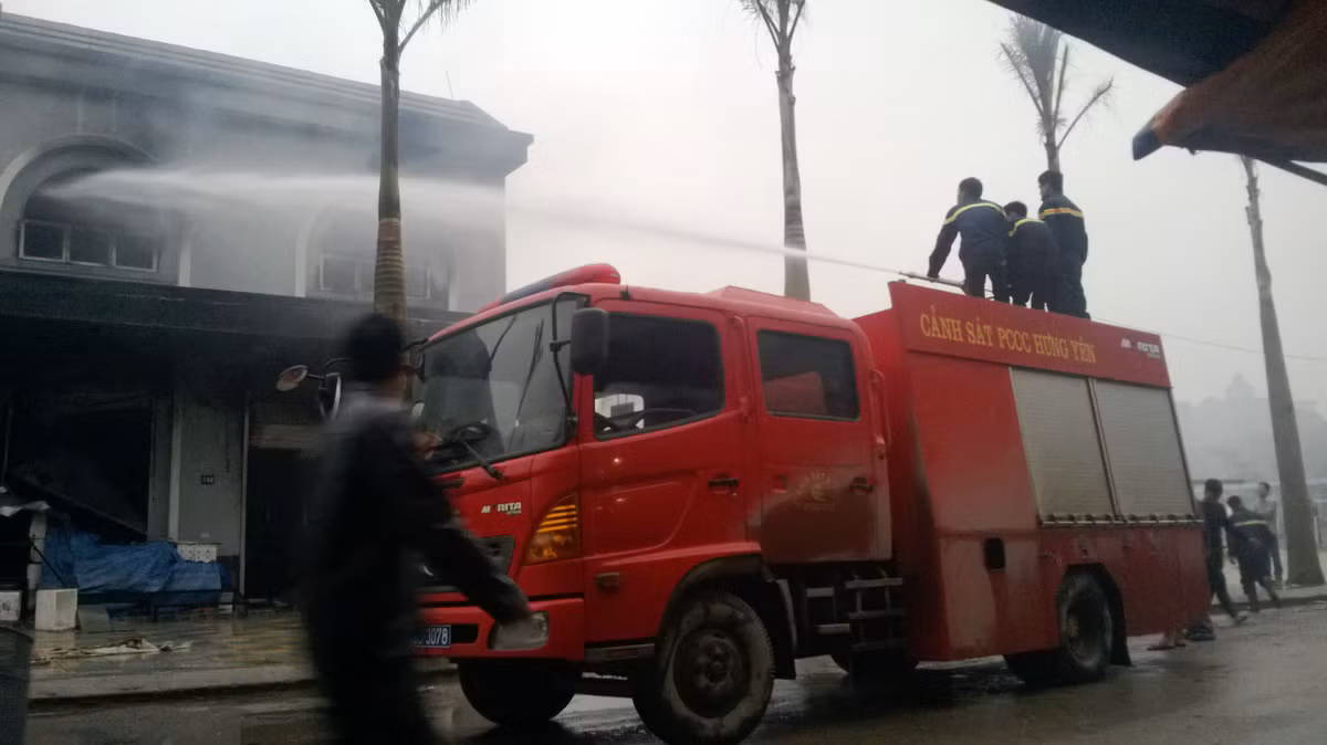 Lực lượng cứu hỏa đang cố gắng khống chế ngọn lửa.