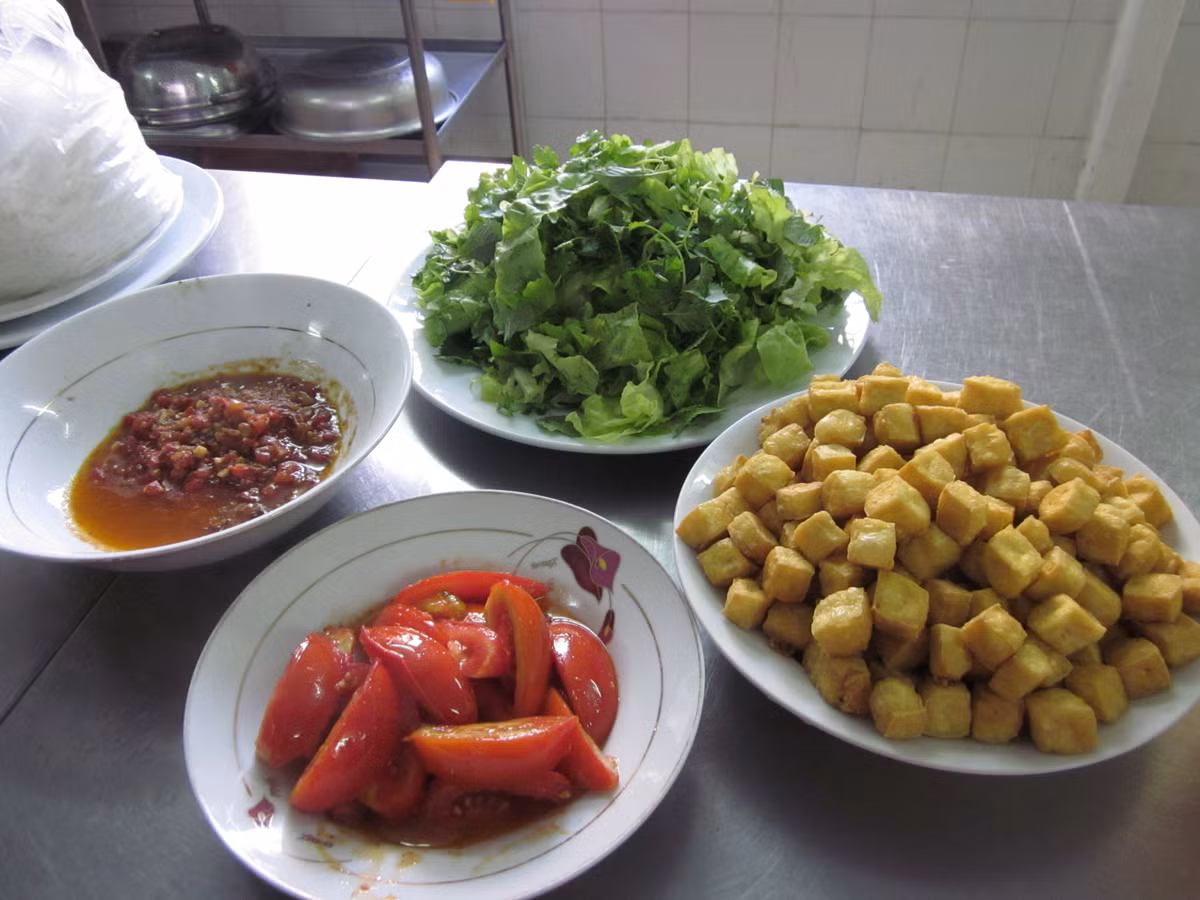 Cà chua, rau sống, đậu phụ, rán vàng...