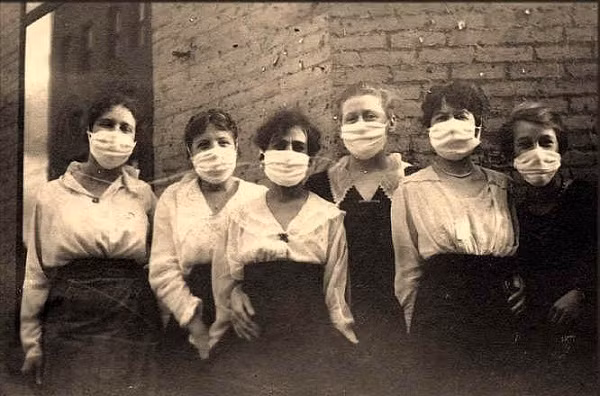 Tự trang bị các vật dụng để tránh lây lan dịch cúm năm 1918.