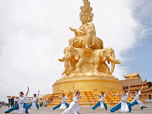 Tượng phật trên đỉnh Nga Mi. Nguồn: Cutural China.