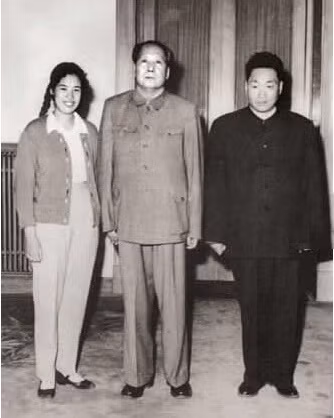 Trong ảnh là Thiệu Hoa, Mao Trạch Đông và Mao Ngạn Thanh. Mao Ngạn Thanh là con trai thứ hai của Mao Trạch Đông và Dương Khai Tuệ. Ngạn Thanh cũng là em trai ruột của Mao Ngạn Anh. Ông sinh tại thành phố Trường Sa, tỉnh Hồ Nam. Ông kết hôn với Thiệu Hoa, em gái Lưu Tư Tề.