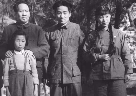 Sau đợt oanh tạc của máy bay Mỹ vào tháng 11/1950, Mao Ngạn Anh đã hy sinh khi mới 28 tuổi và Lưu Tư Tề - cô con dâu cả của nhà họ Mao chính thức trở thành góa bụa ở tuổi 20… Ảnh: Mao Trạch Đông, Lý Nột, Mao Ngạn Anh, Lưu Tư Tề.