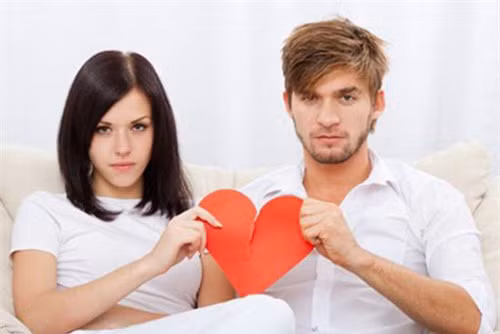 Trai lớn lên có sắc mặt như bôi phấn, hai mắt thì thâm quầng, tròng đen ít hơn tròng trắng, gò má bạnh, mũi tẹt, hai mũi hếch lên là sát vợ, bề duyên nợ bẽ bàng bi đát, phải chờ ngoài 30 hi vọng mới an bài, nhưng tướng lại khắc khổ, cả đời cơ cực.