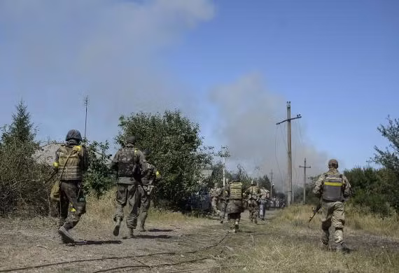 Phóng viên chụp cảnh các binh sĩ Ukraine đang chiến đấu trong một cuộc giao tranh với phe nổi dậy ngày 26/8.