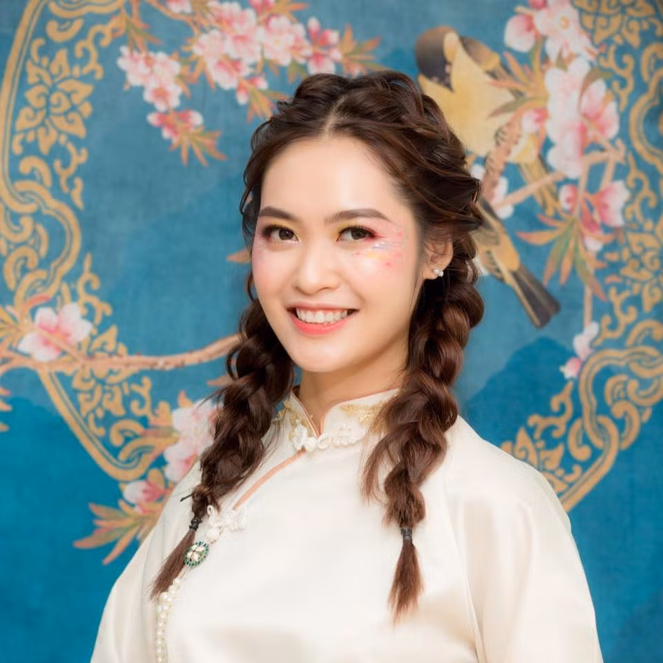 Ở tuổi 23, tân Hoa hậu các Dân tộc Việt Nam đạt đến độ chín của sắc đẹp lẫn kinh nghiệm thi đấu. Cô từng thi Miss World Vietnam, có mặt trong top 39, vào top 8 người đẹp truyền thông, được đánh giá cao về giao tiếp, ứng xử. Ngoài ra, năm 2020, cô cũng góp mặt tại Hoa hậu Việt Nam và dừng chân ở top 35.