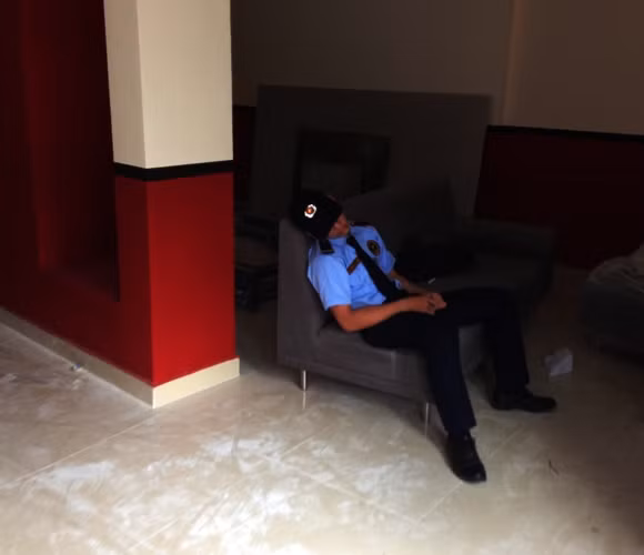 Nhiều lời đồn thổi mang tính dị đoan như bảo vệ liên tục bị ma nhát, ngân hàng nhiều lần cúng bái nhưng vẫn không trừ được ma nên phải dọn đi...