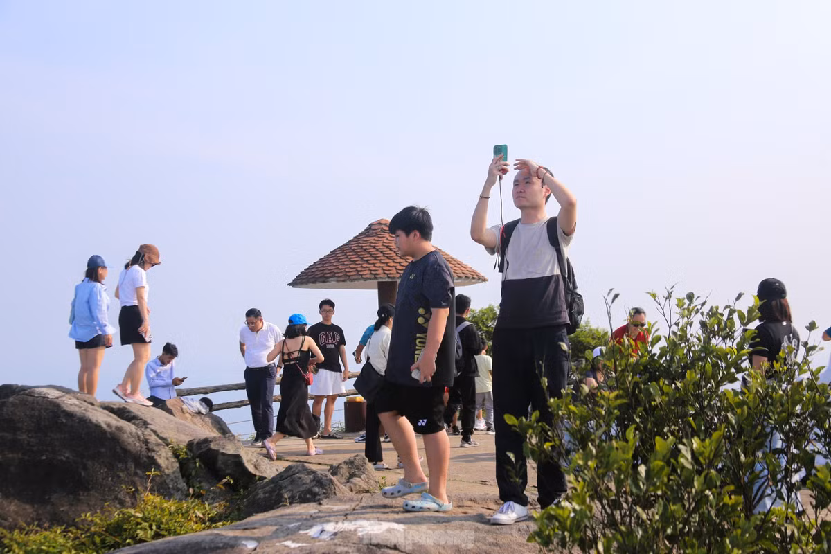 Là một địa điểm du lịch được người dân, du khách vô cùng yêu thích bởi bầu không khí mát mẻ, trong lành, từ trên đỉnh Bàn Cờ nhìn xuống có thể thấy trọn vẹn cả thành phố Đà Nẵng.