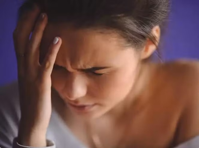 Thực hiện những thay đổi trong chế độ ăn uống: Một số yếu tố kích thích đau đầu đó uống caffeine, rượu, chất làm ngọt nhân tạo, thực phẩm chế biến sẵn và một số chất phụ gia thực phẩm như bột ngọt và nitrat. Do đó bạn nên chuyển sang chế độ ăn uống lành mạnh, cân bằng với nhiều trái cây, rau, ngũ cốc nguyên hạt và protein nạc có thể giúp ngăn ngừa đau đầu. Ngoài ra, đảm bảo các bữa ăn chính và bữa ăn nhẹ đều đặn để ổn định lượng đường trong máu để giảm thiểu chứng đau đầu do biến động lượng đường trong máu.