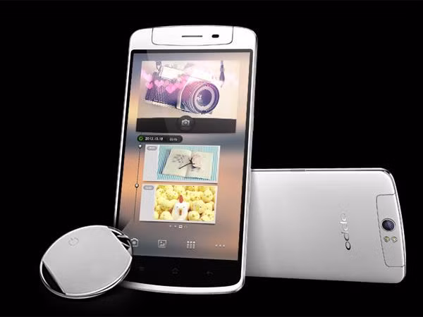 Oppo ra mắt điện thoại Oppo N1 đầu tiên có camera xoay. Bên cạnh camera xoay 206° sử dụng công nghệ Pure Image, OPPO N1 còn sở hữu một loạt các tính năng nổi bật khác như phụ kiện chụp ảnh từ xa và bảo vệ điện thoại O-Click, cảm ứng lưng O-Touch và hệ điều hành Color OS mới nhất.