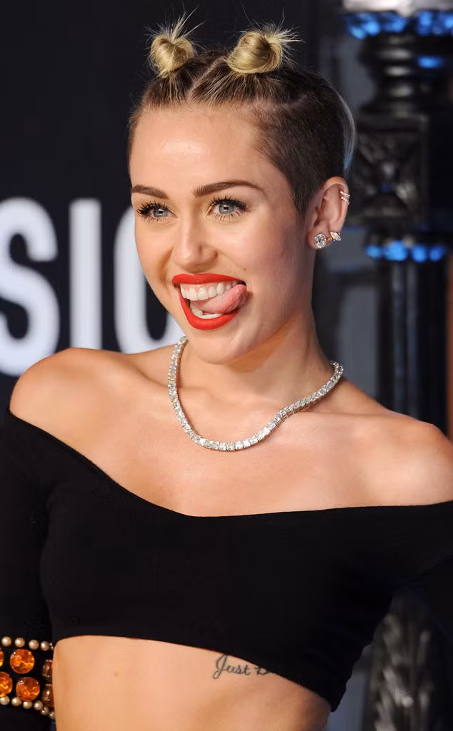 Miley Cyrus là một cái tên lẫy lừng của nền công nghiệp giải trí hiện nay, nhưng ít ai biết trước khi nắm trong tay hàng triệu USD, cô gái này cũng phải lăn lộn với cuộc sống cực nhọc, làm công việc lau dọn nhà thuê khi mới lên 11 tuổi để kiếm vài chục USD mỗi tuần. Cô “công chúa Disney” từng tự hào khoe: “Biệt tài của tôi là cọ rửa bồn cầu cực giỏi”.