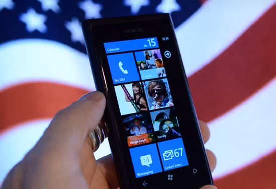 Báo cáo kết quả kinh doanh trong Quý III/2013 của Nokia tiếp tục bị sụt giảm doanh thu. Theo báo cáo, Nokia tiếp tục lỗ ròng 91 triệu euro (125 triệu USD) và tổng doanh thu cũng bị giảm hơn 20% so với cùng kỳ năm ngoái, từ 7,2 tỷ USD xuống còn 5,6 tỷ euro. Tuy nhiên nếu so với mức lỗ ròng 969 triệu euro ở Quý III/2012 thì sau một năm Nokia đã “bớt” lỗ đi khá nhiều.